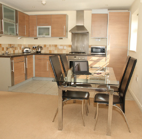 Fully equipped kitchen and dining area